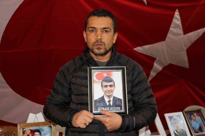Evlat Nöbetindeki Acılı Baba: “Bizim Bu Direnişimiz Hdp’nin Yıkılışı Olacaktır”