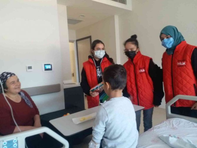 İ̇yilik Timinin 20 Gönüllü Öğrencisi Hasta Ve Yaşlıların Gönlüne Dokunuyor