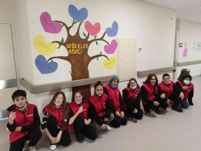 İ̇yilik Timinin 20 Gönüllü Öğrencisi Hasta Ve Yaşlıların Gönlüne Dokunuyor