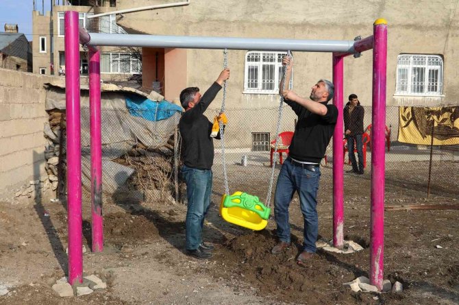 Down Sendromlu Ayşe’nin Salıncak Hayali Gerçeğe Dönüştü