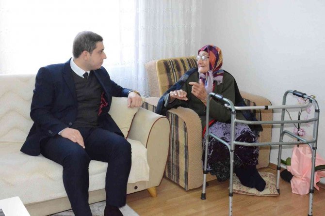 Kaymakam’dan 100 Yaşına Giren Şemam Nineye Doğum Günü Sürprizi