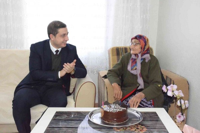 Kaymakam’dan 100 Yaşına Giren Şemam Nineye Doğum Günü Sürprizi