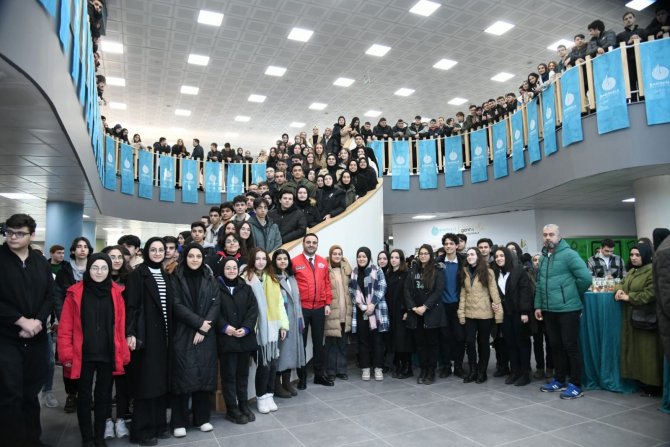 Üniversite Sınavına Hazırlanan Öğrencilere Soru Bankası Hediye Edildi