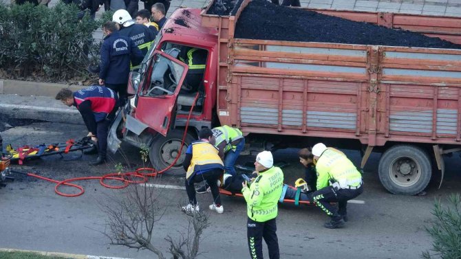 Hurdaya Dönen Kamyonetten Sağ Çıktılar: 2 Yaralı