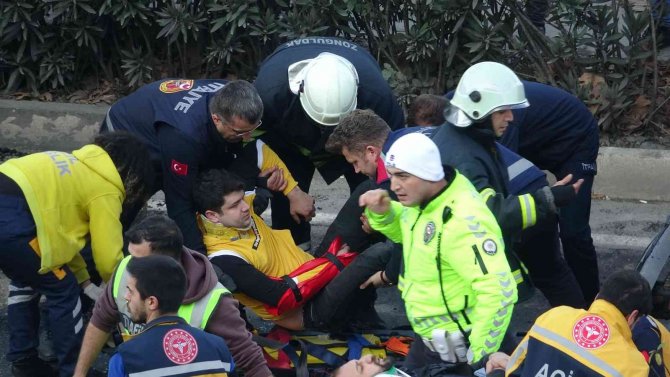 Hurdaya Dönen Kamyonetten Sağ Çıktılar: 2 Yaralı