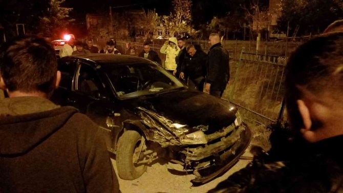 Adana’da Kontrolden Çıkan Araç Park Halindeki Araca Çarptı: 1 Yaralı