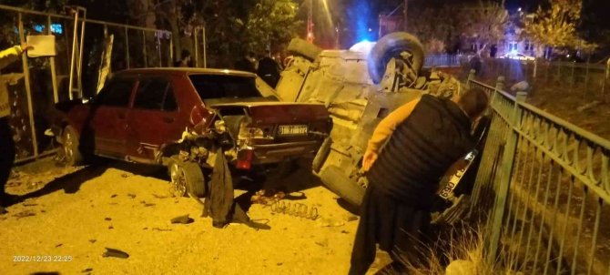 Adana’da Kontrolden Çıkan Araç Park Halindeki Araca Çarptı: 1 Yaralı