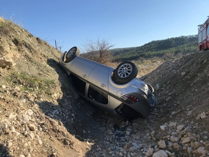 Otomobil Şarampole Devrildi: 4 Yaralı