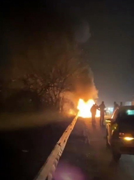 Otoyolda Alevlere Teslim Oldu, İçindeki Koyun Ve Keçiler Son Anda Kurtarıldı