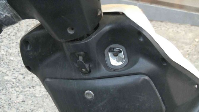 Park Halindeki Motosikletin Anahtarını Çalan Hırsız Kamerada