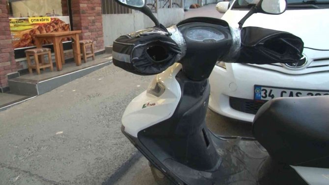 Park Halindeki Motosikletin Anahtarını Çalan Hırsız Kamerada