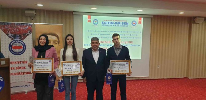 Eğitim Bir Sen’den Kitap Okuyan Öğrencilere Altın Ödülü