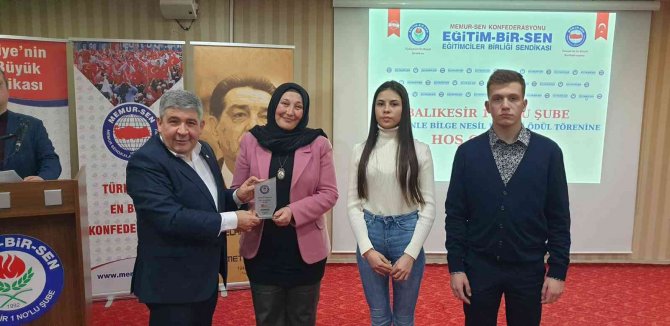 Eğitim Bir Sen’den Kitap Okuyan Öğrencilere Altın Ödülü