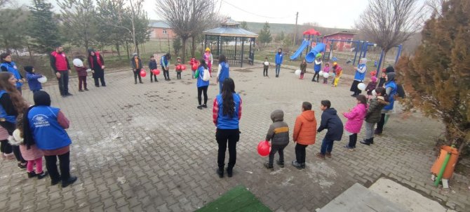 Köy Okulundaki Çocuklara Palyaço Sürprizi