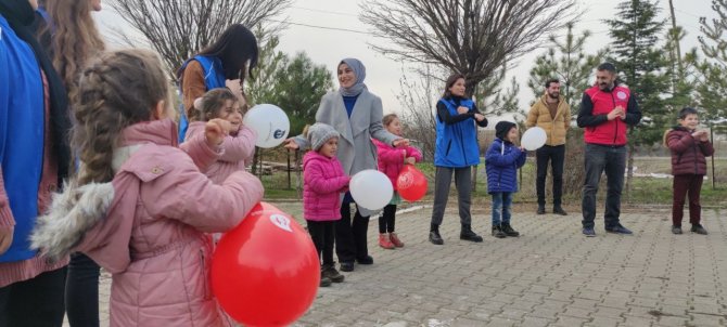 Köy Okulundaki Çocuklara Palyaço Sürprizi