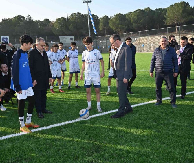 Büyükşehir’den Üniversiteye Futbol Sahası