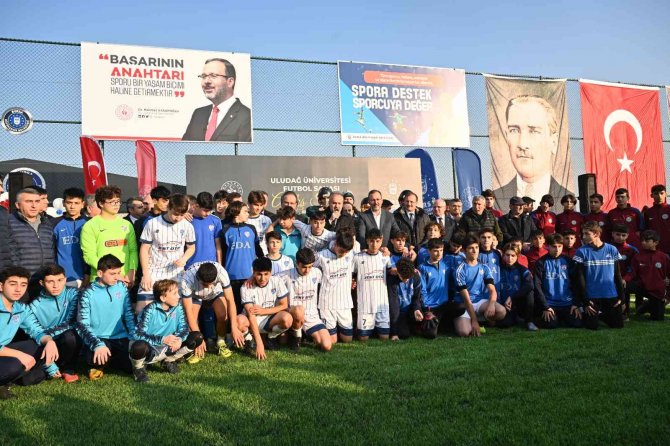 Büyükşehir’den Üniversiteye Futbol Sahası
