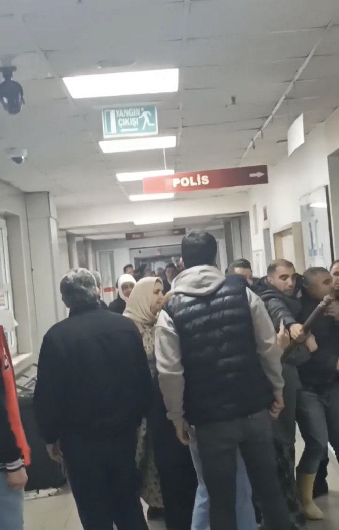Kızları Balkondan Düştü, Aileler Hastanede Birbirine Girdi