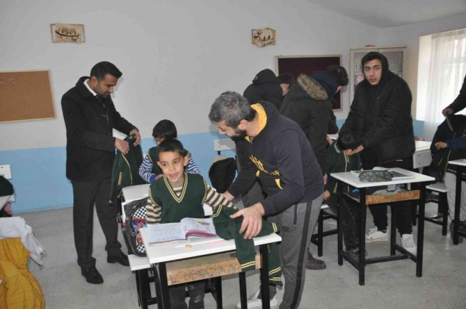 İ̇negöl’den Gelip Okulu Onarıp Öğrencilere Kırtasiye Ve Giyim Desteği Verdiler