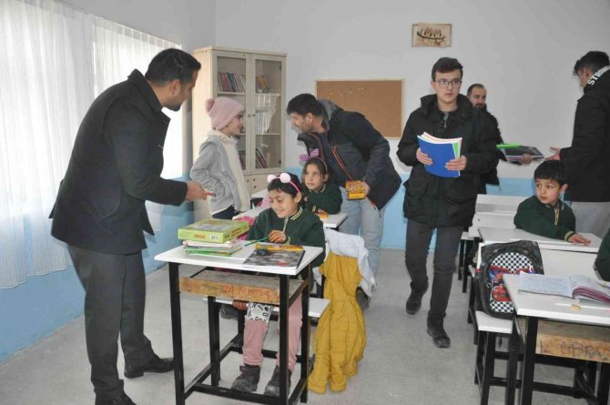 İ̇negöl’den Gelip Okulu Onarıp Öğrencilere Kırtasiye Ve Giyim Desteği Verdiler
