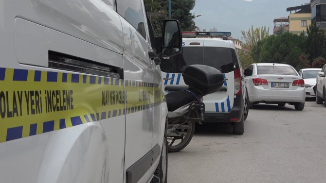 Üvey Babasını Bıçaklayıp Kendini İhbar Etti