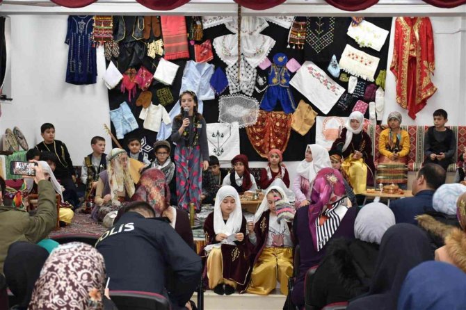 İ̇lkokul Öğrencilerinin Kültür Sergisi Renkli Görüntüler Oluşturdu