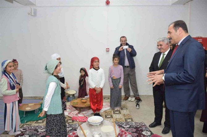 İ̇lkokul Öğrencilerinin Kültür Sergisi Renkli Görüntüler Oluşturdu