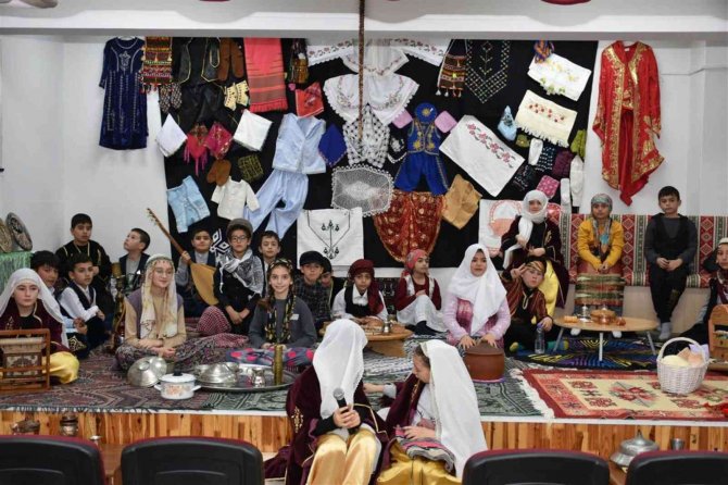 İ̇lkokul Öğrencilerinin Kültür Sergisi Renkli Görüntüler Oluşturdu