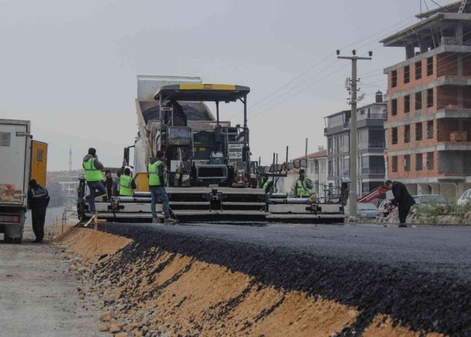 Genişliğini 30 Metreye Çıkardığı Eken Paşa Caddesi’nde Asfalt Mesaisi Başladı