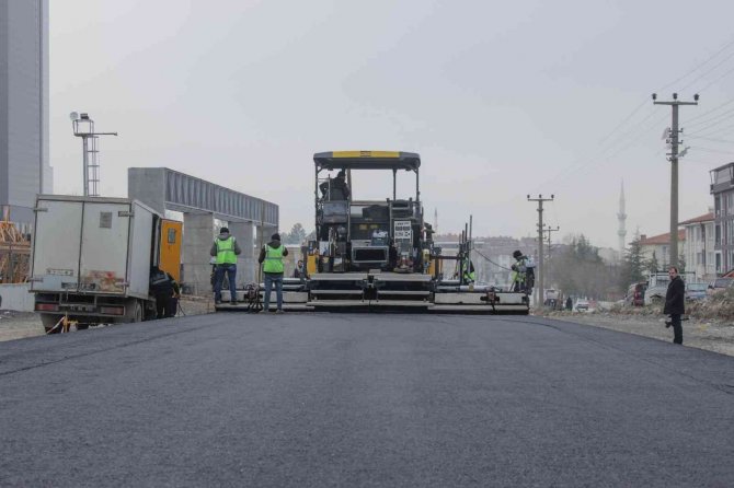Genişliğini 30 Metreye Çıkardığı Eken Paşa Caddesi’nde Asfalt Mesaisi Başladı