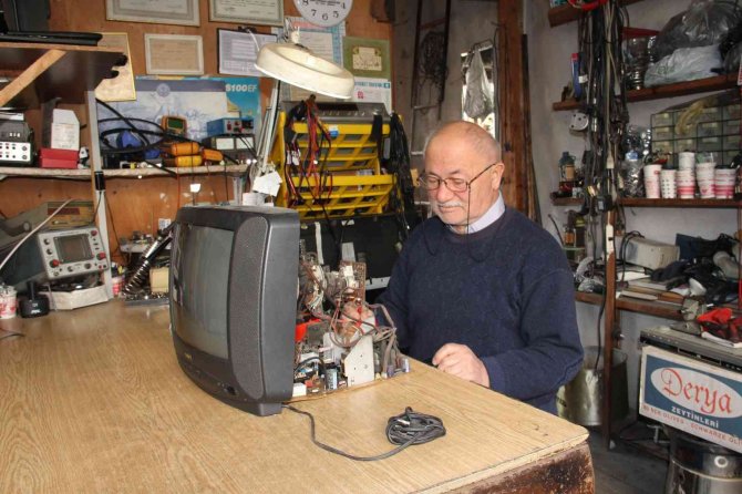 50 Yıldır Tamir Ettiği Tüplü Televizyonlara Hayat Veriyor