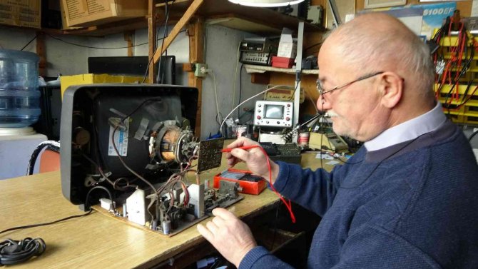 50 Yıldır Tamir Ettiği Tüplü Televizyonlara Hayat Veriyor