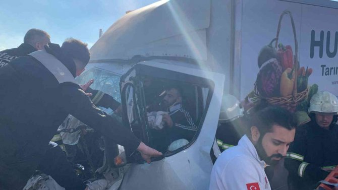 Hurdaya Dönen Kamyonette Sıkışan Şoförü İtfaiye Kurtardı