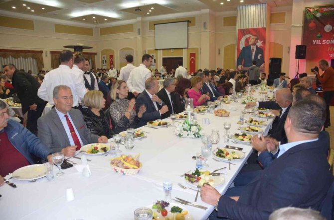 Didim Belediyesi Personeli Yıl Sonu Yemeğinde Bir Araya Geldi