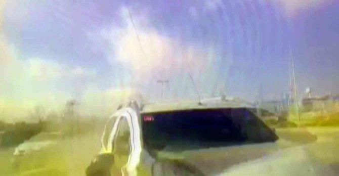 Makas Atan Araç Faciaya Neden Oldu, Önce Çaptı, Sonra Otomobilin Üzerine Uçtu