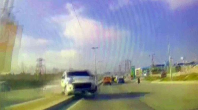 Makas Atan Araç Faciaya Neden Oldu, Önce Çaptı, Sonra Otomobilin Üzerine Uçtu