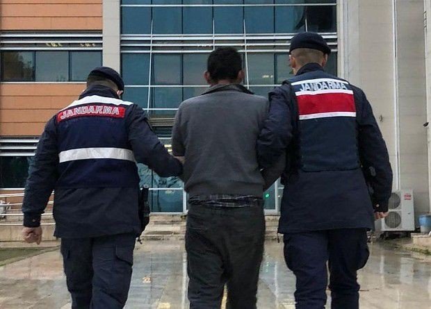 İ̇zmir’de Jandarmadan Firari Operasyonu: 10 Firari Zanlı Yakalandı