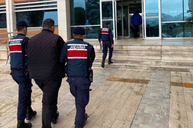 İ̇zmir’de Jandarmadan Firari Operasyonu: 10 Firari Zanlı Yakalandı