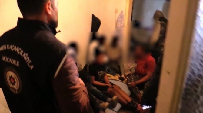 İ̇zmir’de Şok Evlerine Polis Baskını: 91 Kaçak Göçmen Ve 5 Organizatör Yakalandı