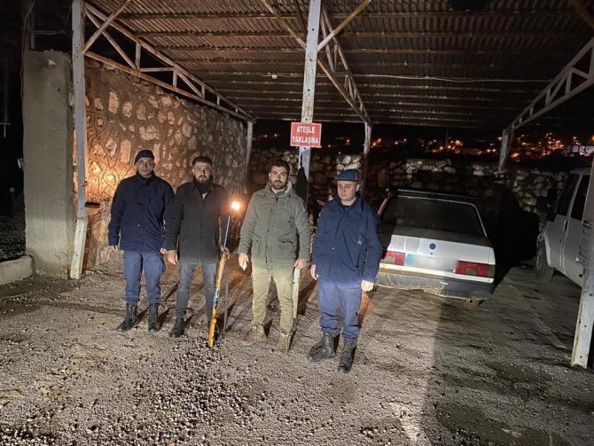 Farla Gece Tavşan Avlayanların Araçlarına El Konuldu
