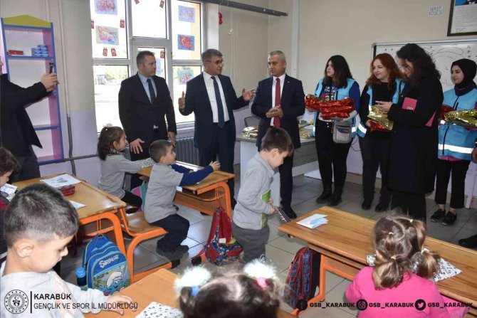 150 Öğrenciye Atkı, Bere Ve Eldiven Hediye Edildi