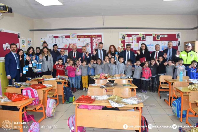 150 Öğrenciye Atkı, Bere Ve Eldiven Hediye Edildi