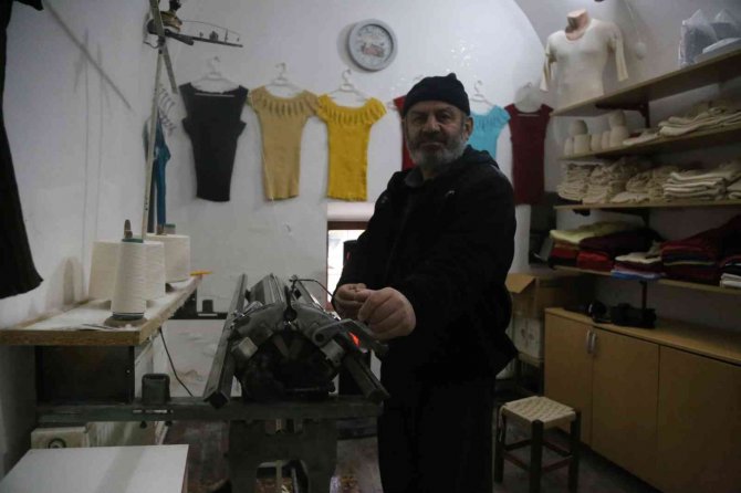 Ölen Annesinin Asırlık Örgü Makinelerinin Başına Geçti, 7 Yıldır Fanila Dikiyor