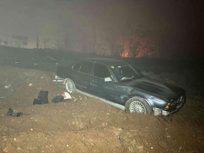Yoğun Siste Yoldan Çıkan Otomobil Tarlaya Uçtu: 2 Yaralı