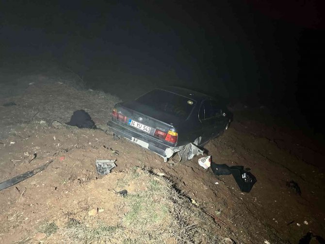 Yoğun Siste Yoldan Çıkan Otomobil Tarlaya Uçtu: 2 Yaralı