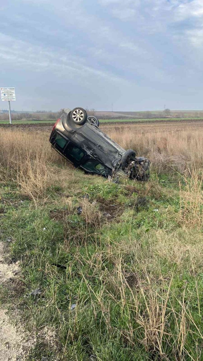 Yoldan Çıkıp Takla Attı: 2 Yaralı