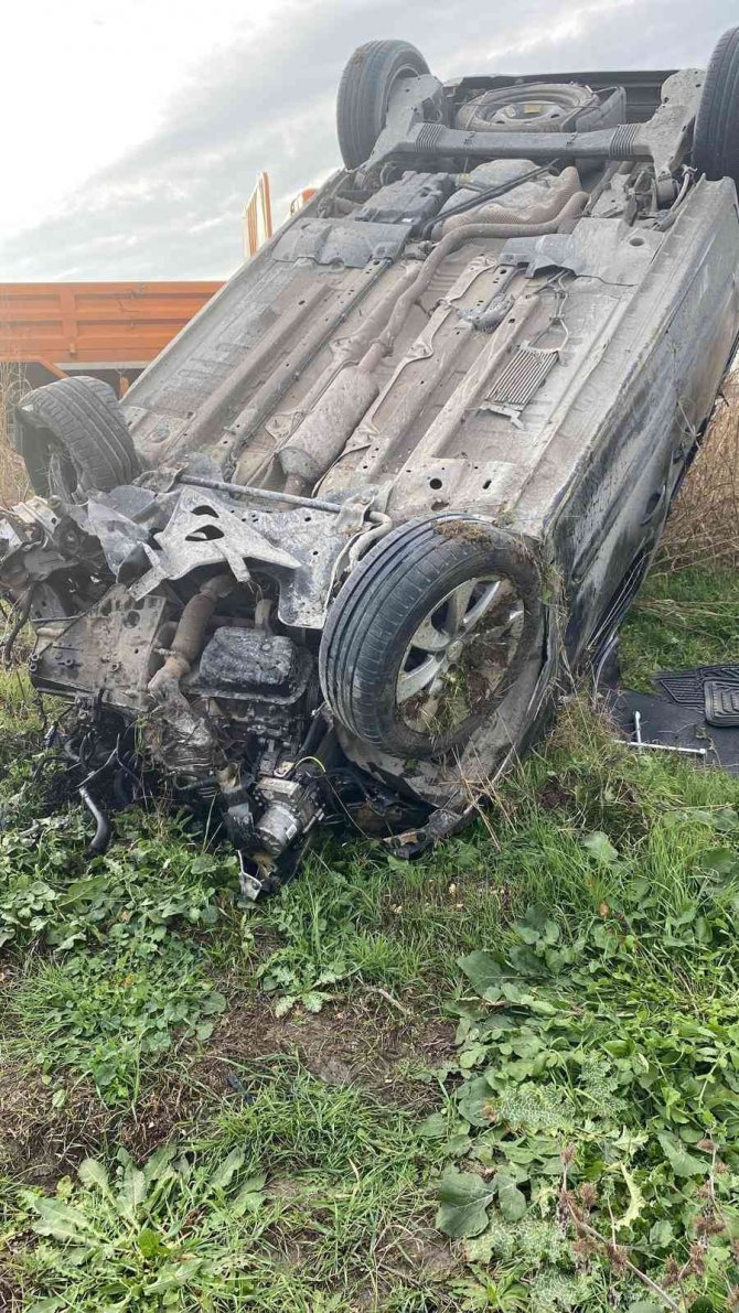 Yoldan Çıkıp Takla Attı: 2 Yaralı