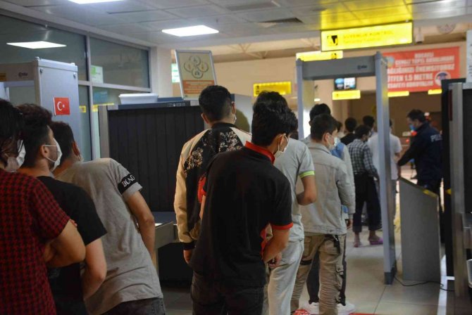Kocaeli’de 92 Düzensiz Göçmen Sınır Dışı Edildi