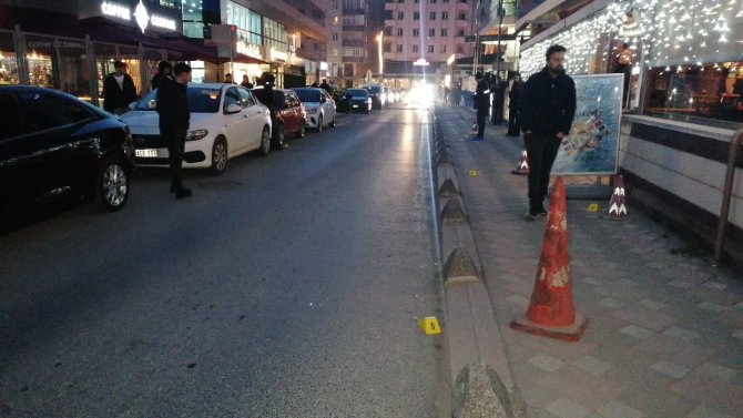 İ̇ki Husumetli Sokak Ortasında Birbirine Ateş Etti: 1 Yaralı