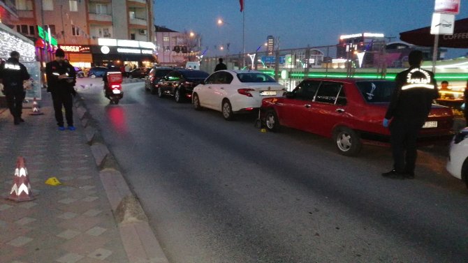 İ̇ki Husumetli Sokak Ortasında Birbirine Ateş Etti: 1 Yaralı